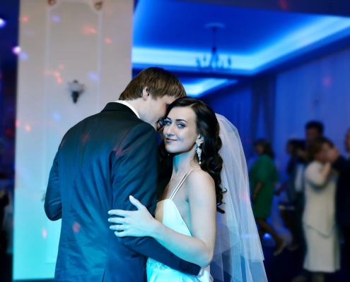 wedding couple dancing